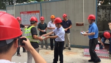 市建设局领导赴我公司世纪路学校项目进行高温慰问